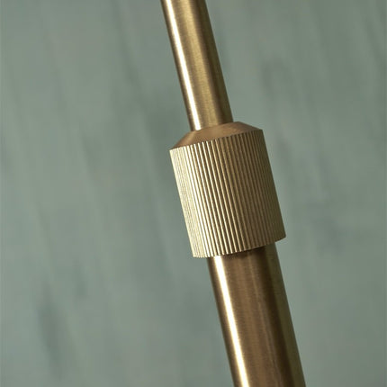 Suspension Carrara 6 globes marbre et or au-dessus d'un îlot de cuisine, lumière chaude
