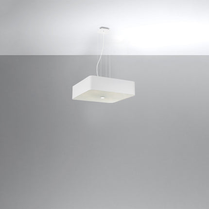 Suspension carrée en tissu blanc 55 cm suspendue à des câbles devant un mur gris