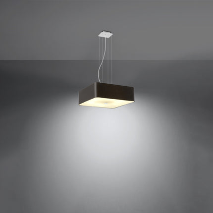 Suspension carrée noire allumée diffusant une lumière chaude par son diffuseur en verre blanc
