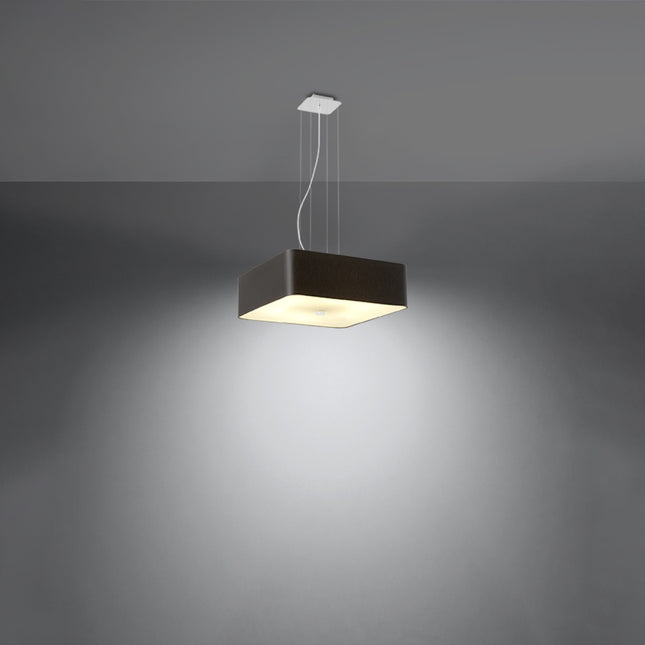 Suspension carrée noire allumée diffusant une lumière chaude par son diffuseur en verre blanc