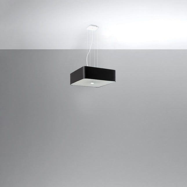 Suspension carrée noire fixée au plafond par des câbles fins et une platine carrée, décor gris épuré