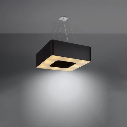 Suspension carrée Uranus allumée diffusant une lumière chaude à travers son abat-jour en tissu noir