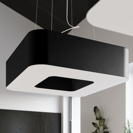 Gros plan de la suspension carrée Uranus en tissu noir avec diffuseur blanc dans un intérieur clair