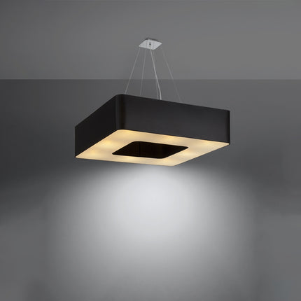 Suspension carrée Uranus tissu noir allumée diffusant une lumière chaude vers le bas