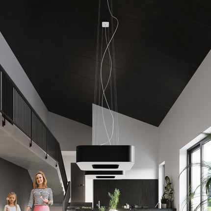 Suspension carrée Uranus noire dans un séjour contemporain à belle hauteur sous plafond