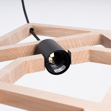 suspension carrés emboîtés en bois naturel, détail de la fixation