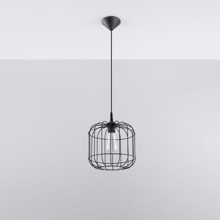 Suspension Celta noire en acier au-dessus d'une table à manger