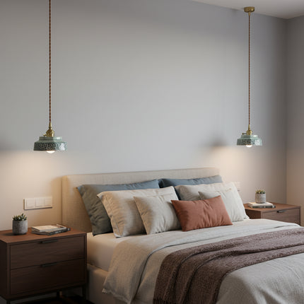 Deux suspensions en céramique motif bleu de part et d'autre d'une tête de lit dans une chambre