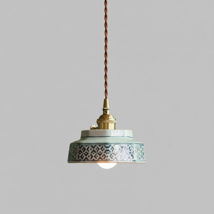 Suspension en céramique peinte motif bleu vintage avec douille en laiton doré, allumée