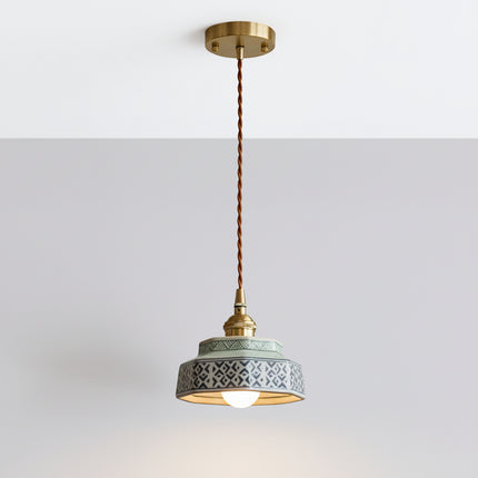 Suspension en céramique peinte motif bleu vintage suspendue au plafond avec rosace laiton