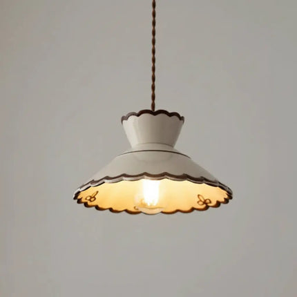 Suspension en céramique ondulée allumée diffusant une lumière chaude vintage