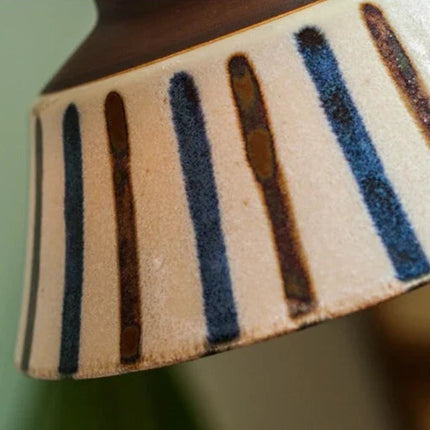 Détail de l abat-jour en céramique émaillée mate aux rayures bleues et ocre peintes à la main