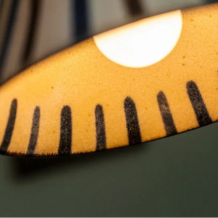 Intérieur de l abat-jour en céramique diffusant une lumière ambrée chaleureuse