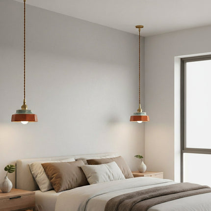 Deux suspensions en céramique terracotta au-dessus d'un lit, ambiance chambre douce et lumineuse