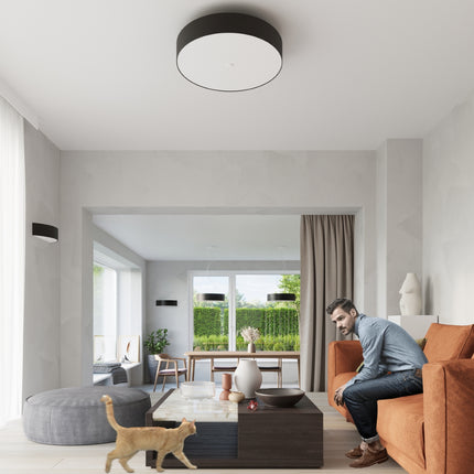 Grand tambour noir Cercle Plein en plafonnier dans un séjour nordique clair