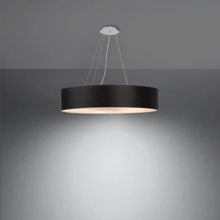 Suspension cylindrique en tissu noir suspendue à des câbles depuis une rosace blanche