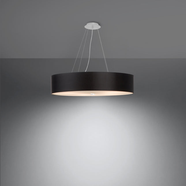 Suspension cylindrique en tissu noir suspendue à des câbles depuis une rosace blanche