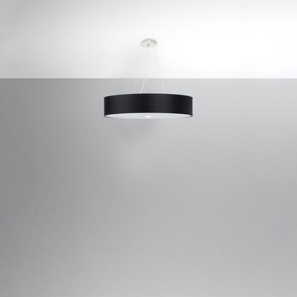 Suspension ronde en tissu noir vue d'ensemble sur fond gris clair