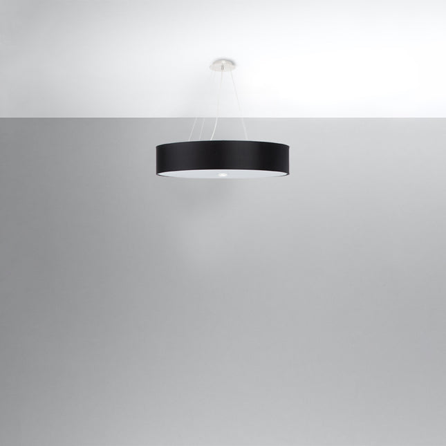 Suspension ronde en tissu noir vue d'ensemble sur fond gris clair
