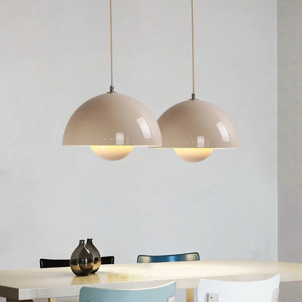 Deux suspensions champignon nordiques beige au-dessus d'une table à manger contemporaine