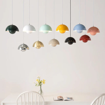 Composition de suspensions champignon nordiques multicolores au-dessus d'une table blanche