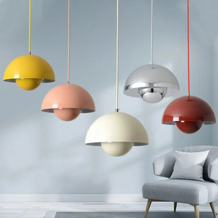 Cinq suspensions champignon nordiques colorées près d'un fauteuil dans un salon lumineux