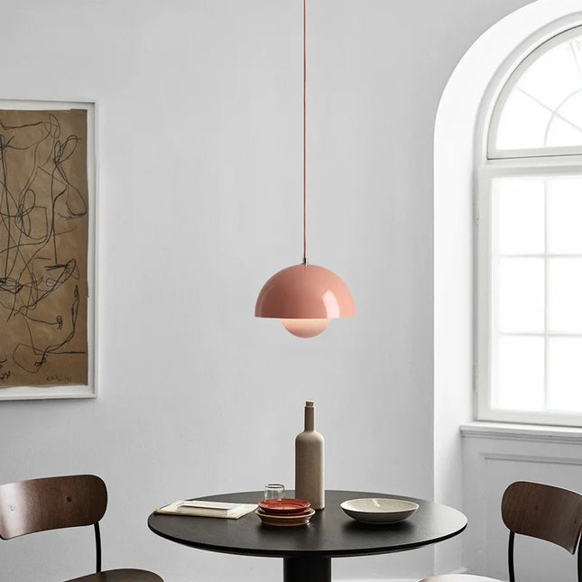 Suspension champignon nordique rose au-dessus d'une table dans une salle à manger épurée