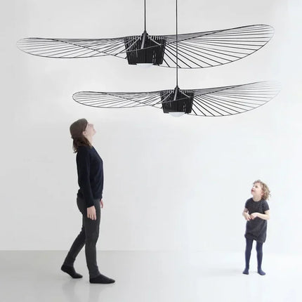Suspension chapeau filaire installée dans un grand volume ouvert