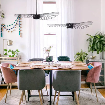 Suspension chapeau filaire vue dans un intérieur clair et minimaliste