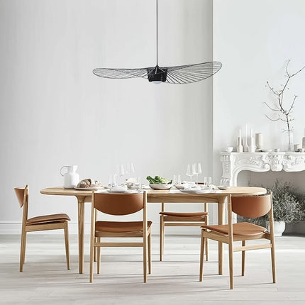 Suspension chapeau filaire au-dessus d'une table de salle à manger en bois clair