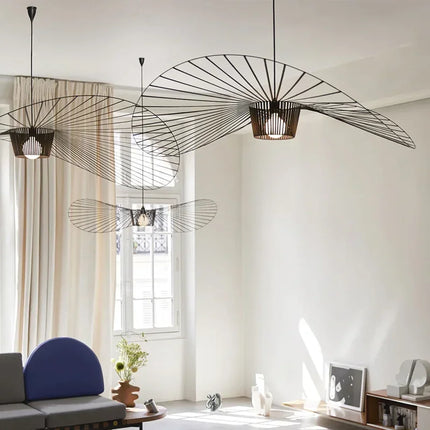 Suspension chapeau filaire surplombant un salon contemporain