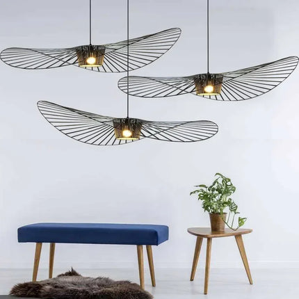 Détail de la structure en fibre de verre et fer de la suspension chapeau