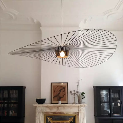Suspension chapeau filaire au-dessus d'une table conviviale et chaleureuse