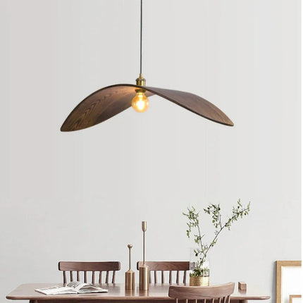 Suspension chapeau ondulé en bois au-dessus d'une table en bois