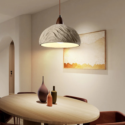 Suspension en ciment et bois dans un intérieur minimaliste
