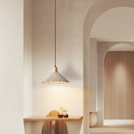 Suspension en ciment Wabi-Sabi éclairant un salon d'une lumière chaude