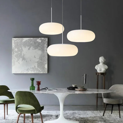 Suspension circulaire acrylique nordique blanche allumée diffusant une lumière douce