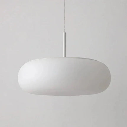 Suspension circulaire acrylique nordique blanche au-dessus d'un bureau