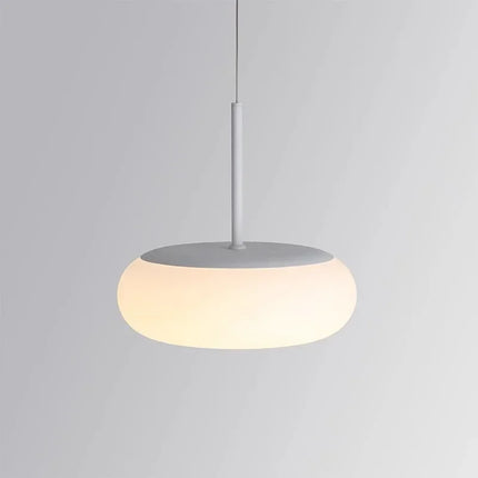 Détail de l'abat-jour en acrylique blanc de la suspension circulaire