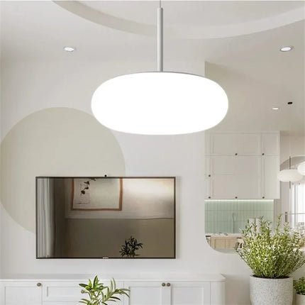 Suspension circulaire acrylique nordique blanche dans un salon moderne