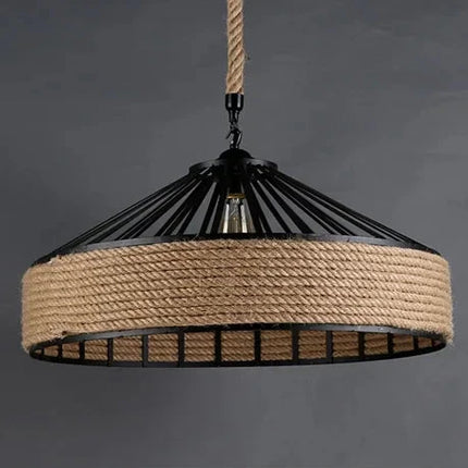 Suspension circulaire en corde bohème créant une ambiance chaleureuse