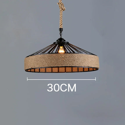 Suspension circulaire en corde bohème au-dessus d'un coin lecture
