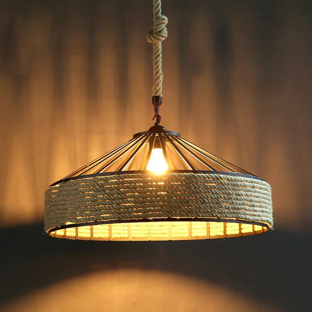 Suspension circulaire en corde bohème suspendue dans un salon
