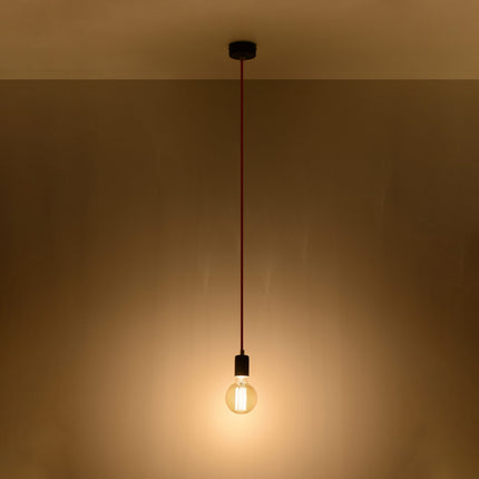 Suspension Classique Minimaliste Noire dans une salle à manger