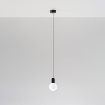 Suspension Classique Minimaliste Noire dans un salon