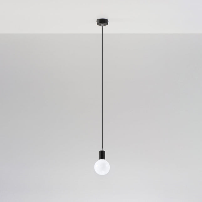 Suspension Classique Minimaliste Noire dans un salon