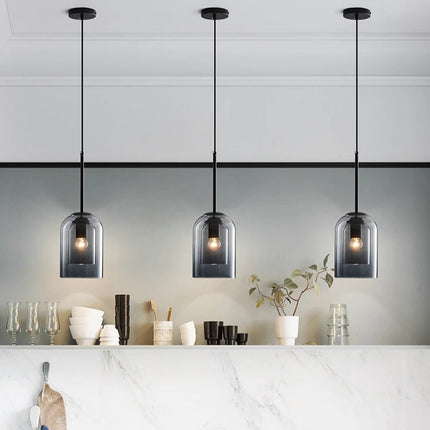 Détail de la rosace de plafond noire et du câble de la suspension cloche en double verre