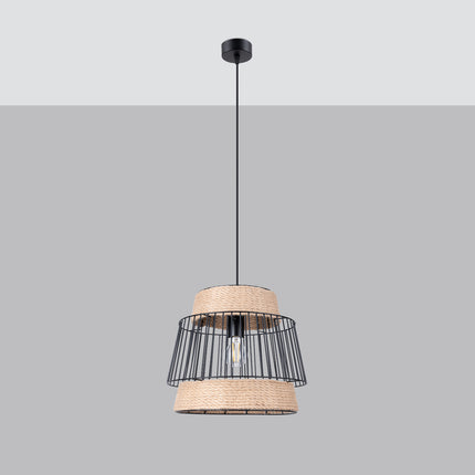 Suspension cocon tissée en jute allumée, suspendue à un long câble noir sur fond gris