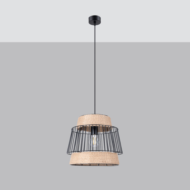 Suspension cocon tissée en jute allumée, suspendue à un long câble noir sur fond gris