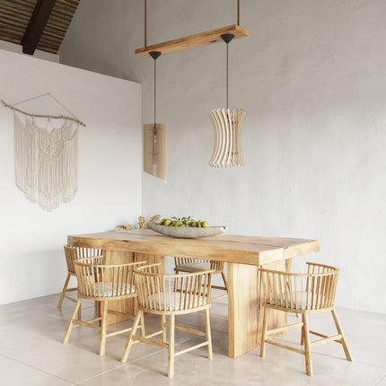 Suspension Colimaçon en Bois dans une salle à manger, aux côtés d'une autre suspension en bois sculpté